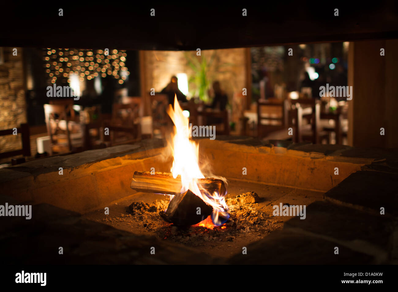 Cheminée confortable dans un chalet de montagne est chaud, intérieur en bois Banque D'Images