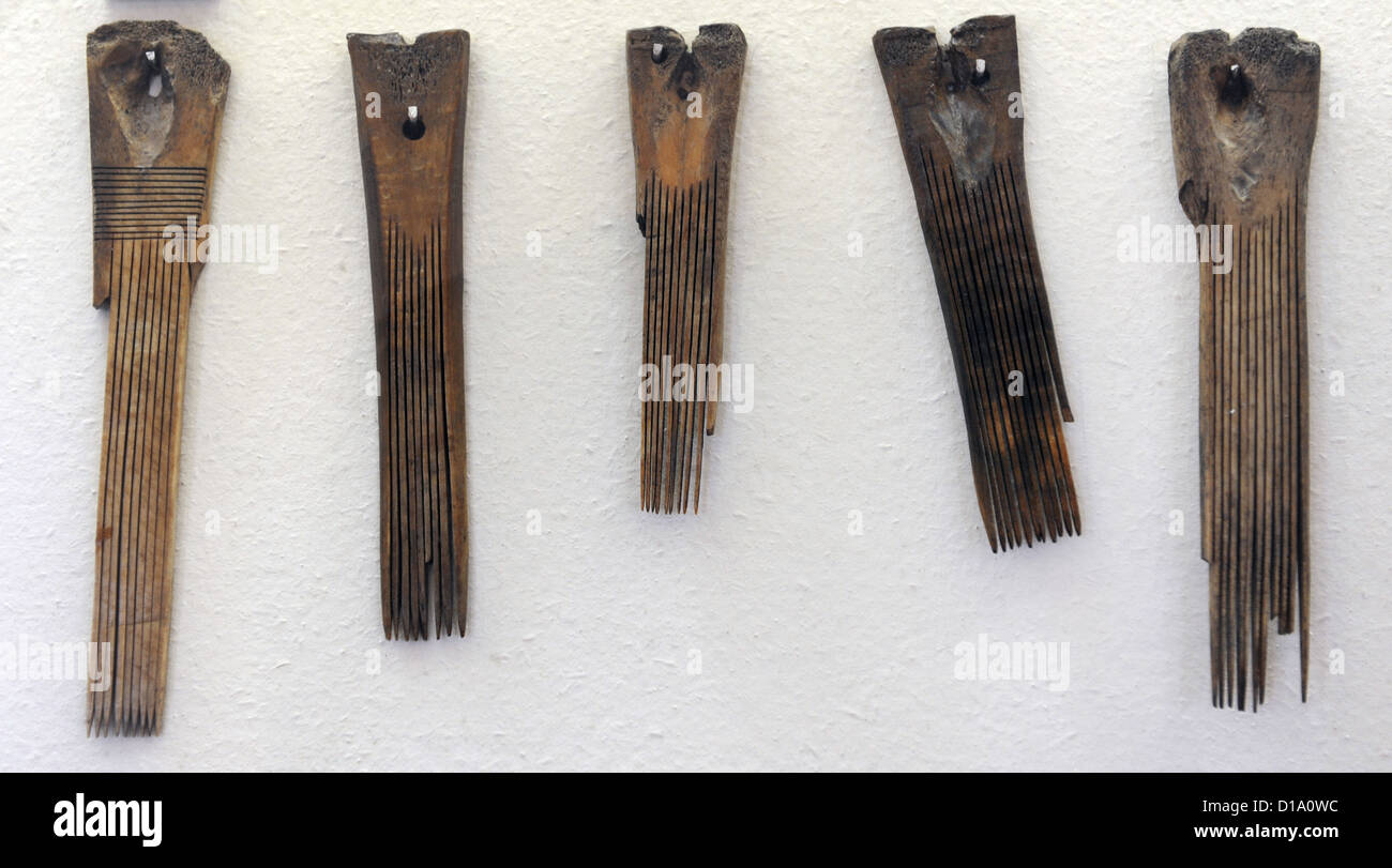 Outils en os d'animaux et de l'avertisseur sonore. 12ème-13ème siècles. Musée d'histoire et de la navigation. Riga. La Lettonie. Banque D'Images