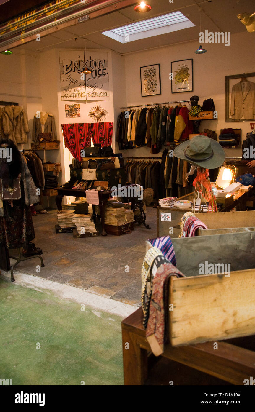 Tique Booty vêtements vintage Store sur Brixton's Market Row Banque D'Images