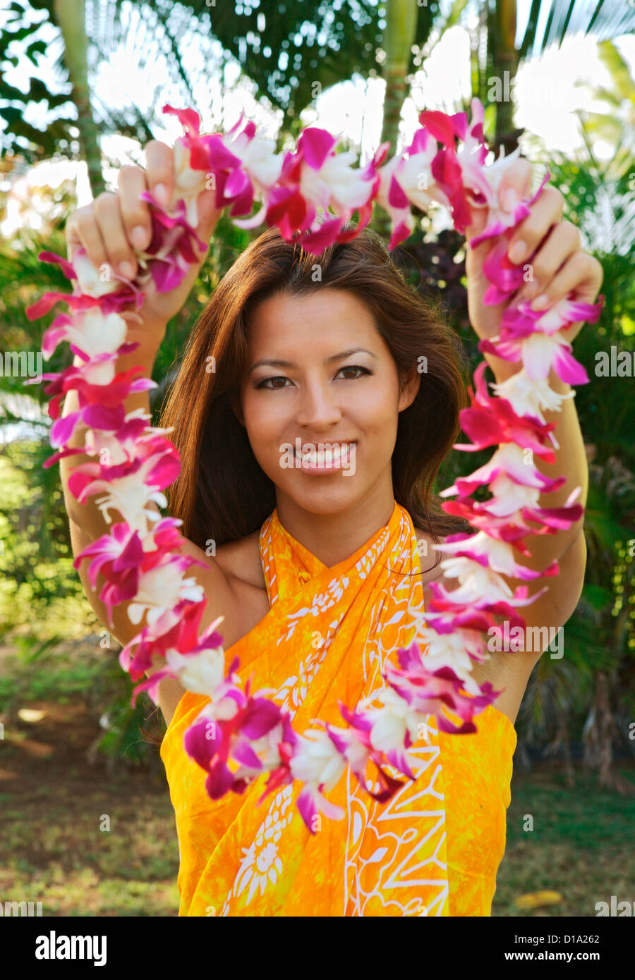 Hawaii, Oahu, fille local portant un paréo jaune est titulaire d'un Lei,  Accueil traditionnel Photo Stock - Alamy