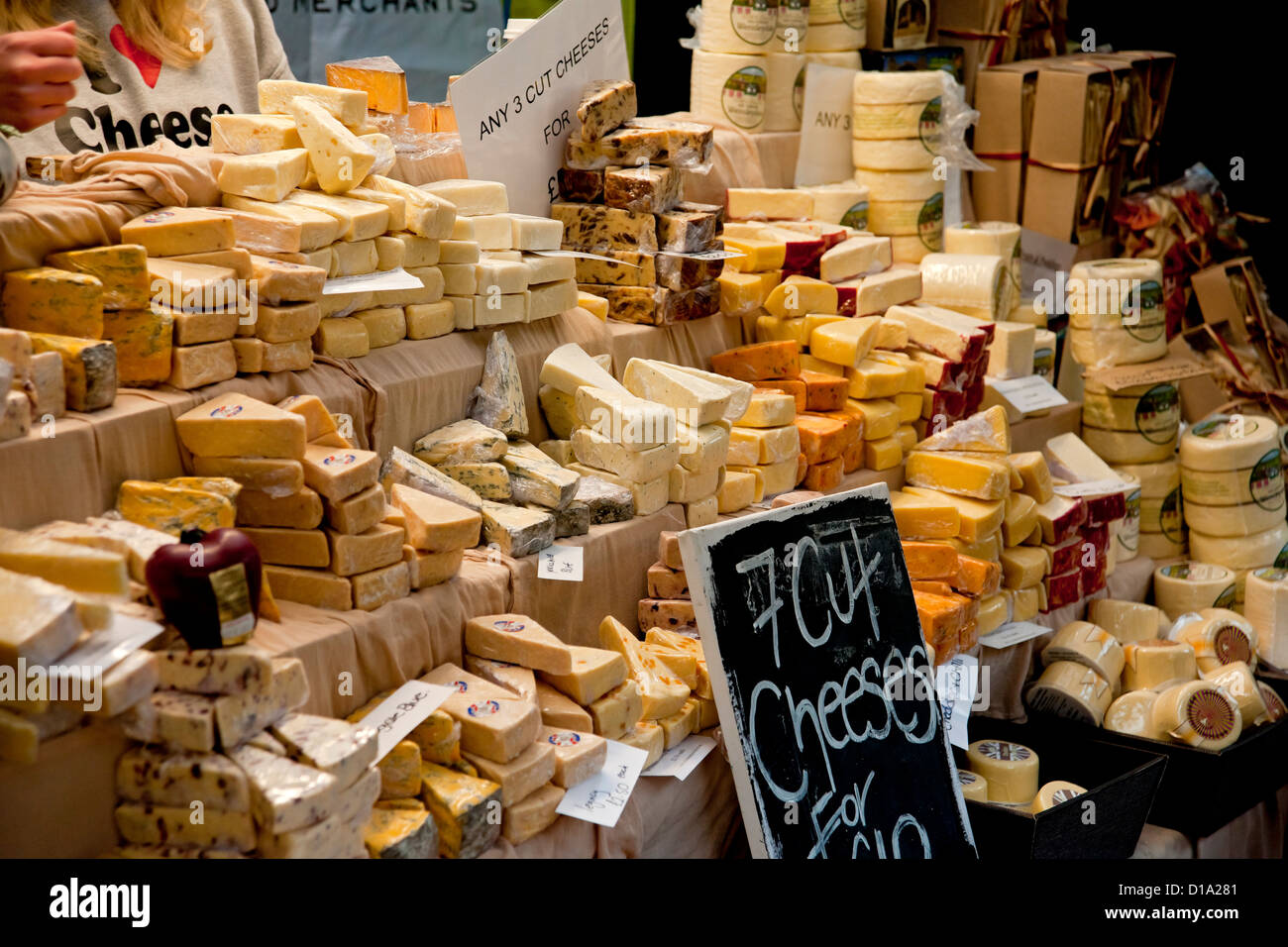 Gros plan de l'exposition de fromages à vendre sur Marché stalle York North Yorkshire Angleterre Royaume-Uni GB Grande-Bretagne Banque D'Images