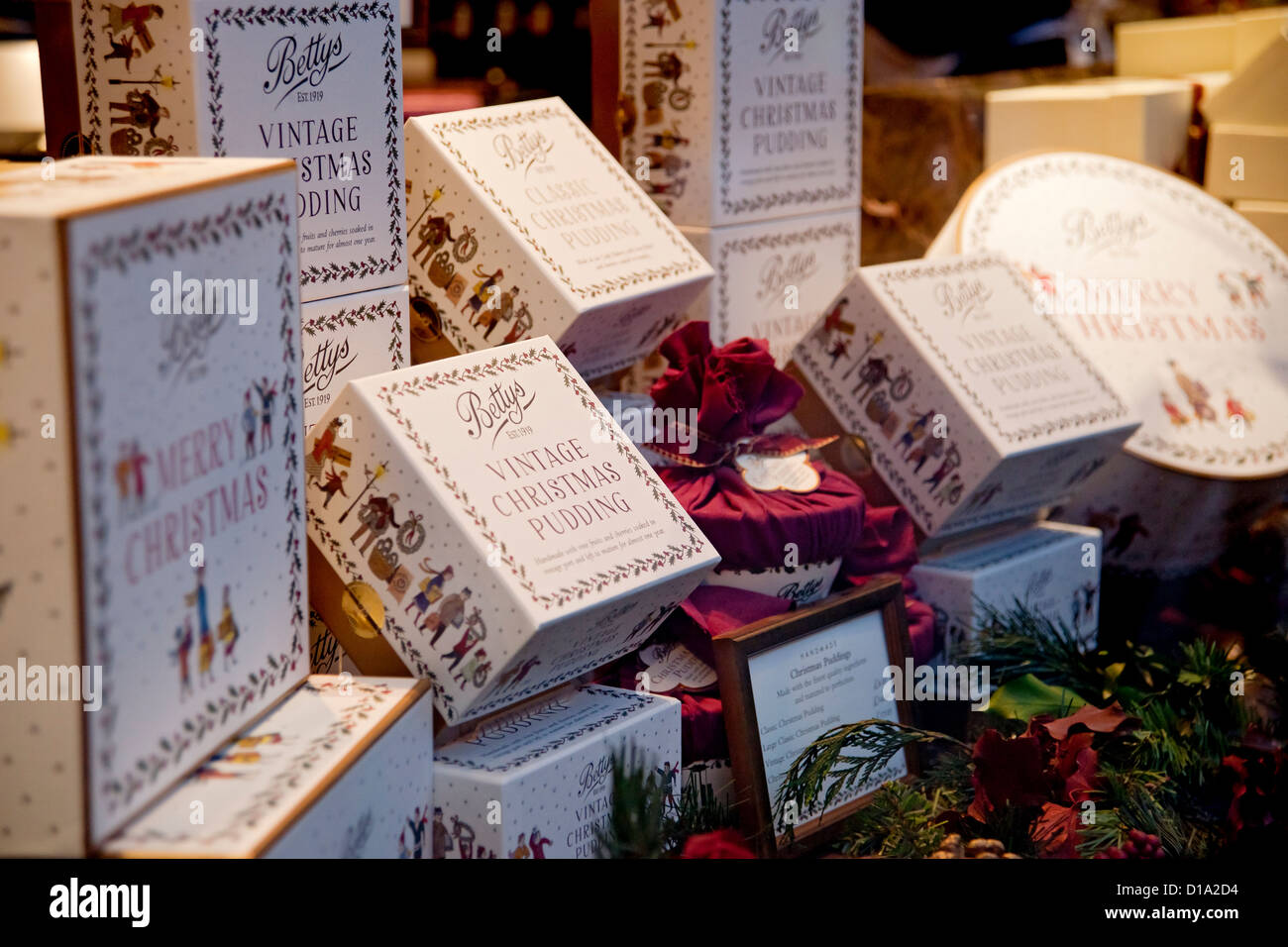 Gros plan des gâteaux de Noël en boîte et des poudings Bettys tearoms boutique vitrine York North Yorkshire Angleterre Royaume-Uni Grande-Bretagne Banque D'Images