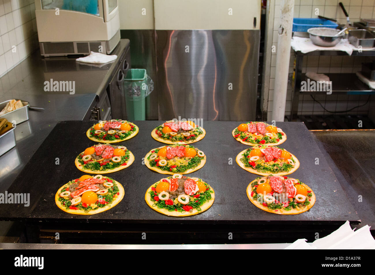 KYOTO, JAPON Crêpes okonomiyaki (Japonais) en préparation à l'air libre. Banque D'Images