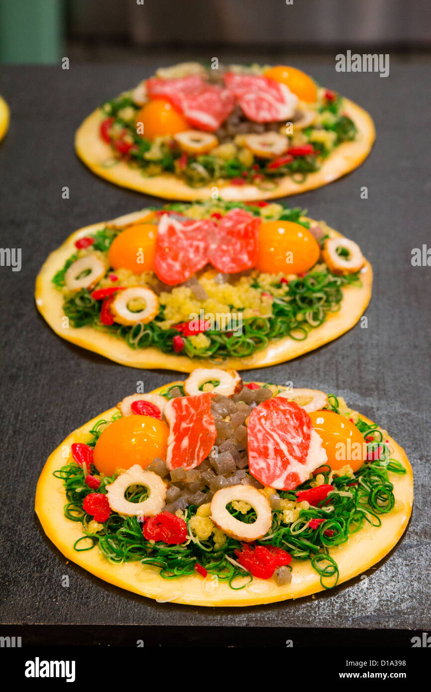 KYOTO, JAPON Crêpes okonomiyaki (Japonais) en préparation à l'air libre. Banque D'Images