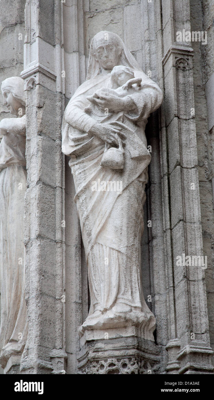 Bruxelles - Juin 21 : Détails du portail de Notre Dame du Sablon église gothique - vertu cardinale de l'amour Banque D'Images