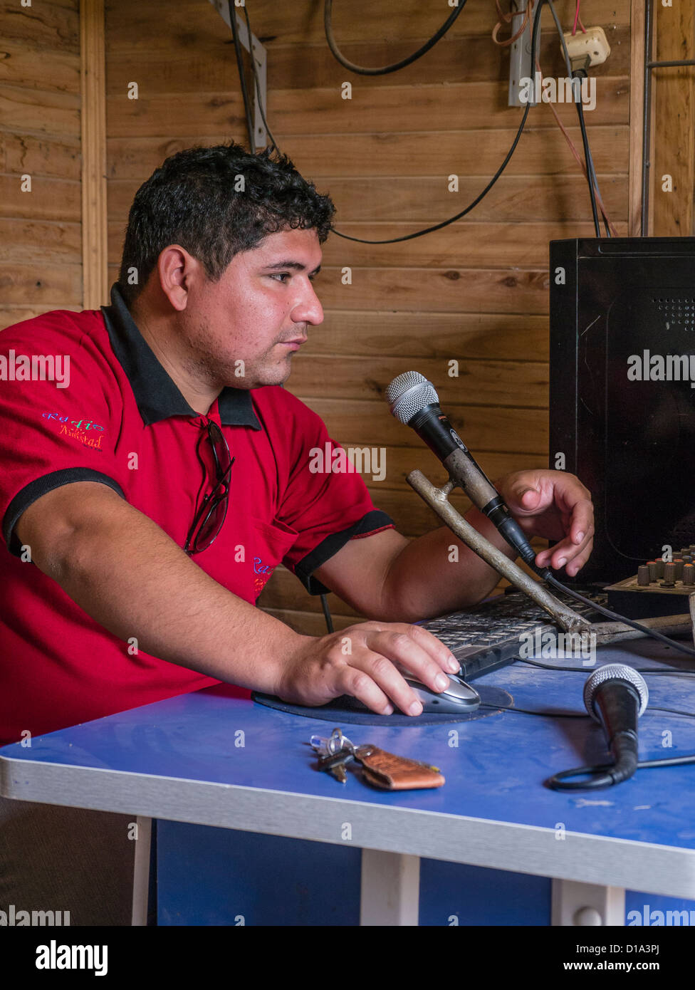 Un jeune de 20 ans Hispanic male diffuseur radio parlant dans un micro dans la station de radio à Filadelfia, le Paraguay. Banque D'Images