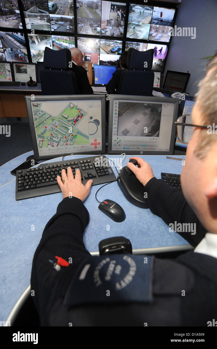 Gardien de sécurité surveille les écrans de vidéosurveillance Bradford Banque D'Images