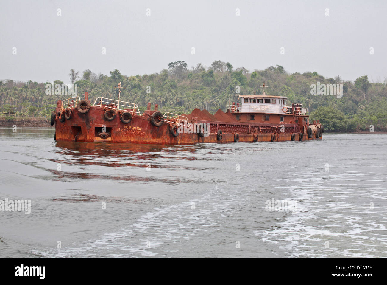 Barge transportant le minerai de fer sur la rivière Mandovi, Panjim, Goa Banque D'Images