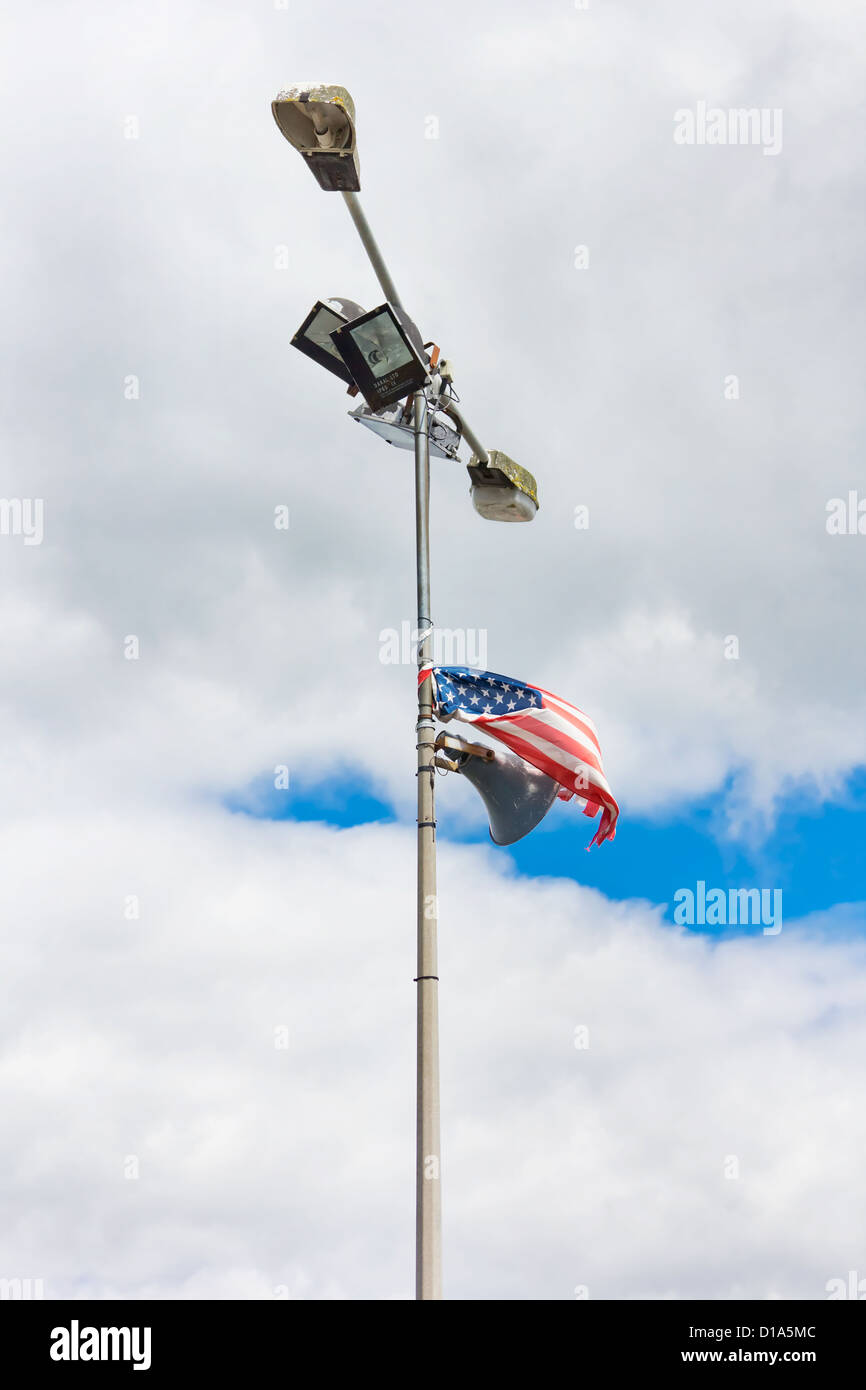 Drapeau américain lié à un vieux lampadaire avec un haut-parleur Banque D'Images