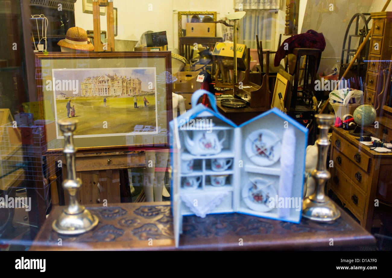 Okehampton Devon, Angleterre. Le 9 décembre 2012. Victorian Commerçant de Okehampton montrant une boutique d'antiquités, vitrine. Banque D'Images