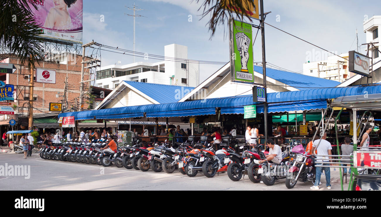 Les motos alignées à l'extérieur d'un bar, Pattaya Banque D'Images