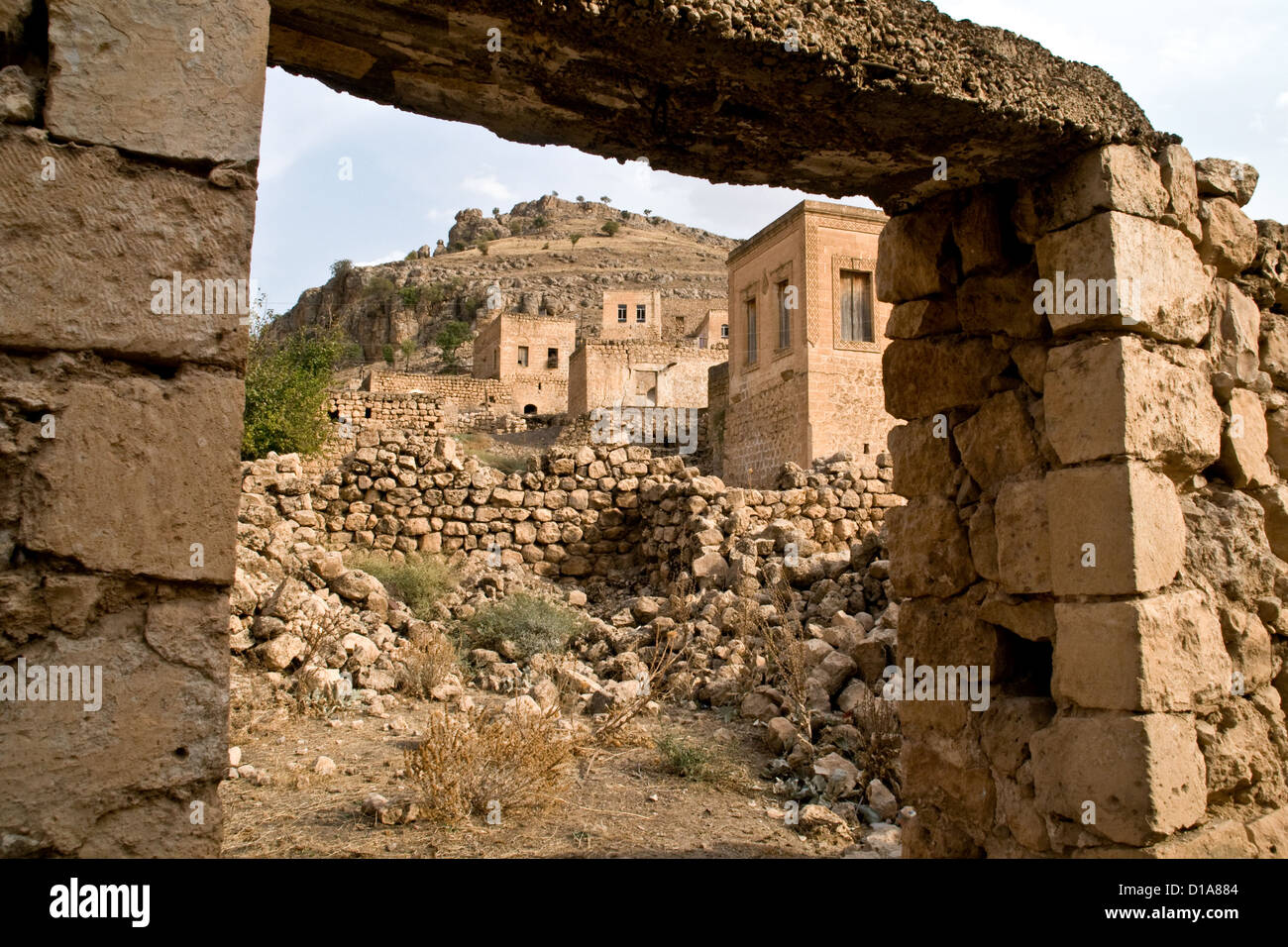 Maisons en pierre couleur miel dans l'ancien village de Dereici, dans la région de Tur Abdin syriaque le sud-est de la Turquie. Banque D'Images