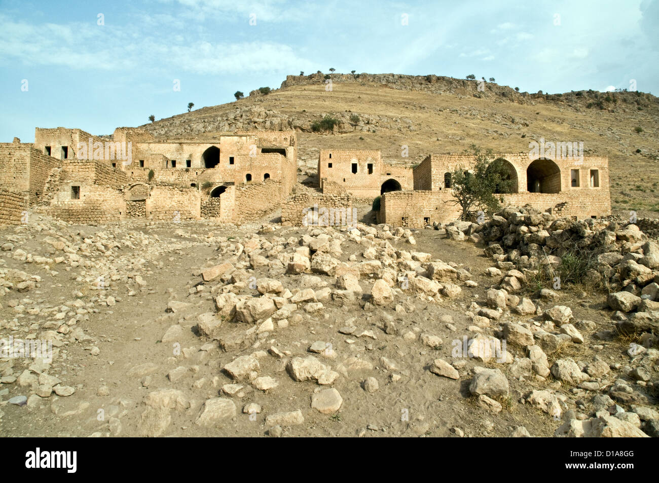 Maisons en pierre couleur miel dans l'ancien village de Dereici, dans la région de Tur Abdin syriaque le sud-est de la Turquie. Banque D'Images