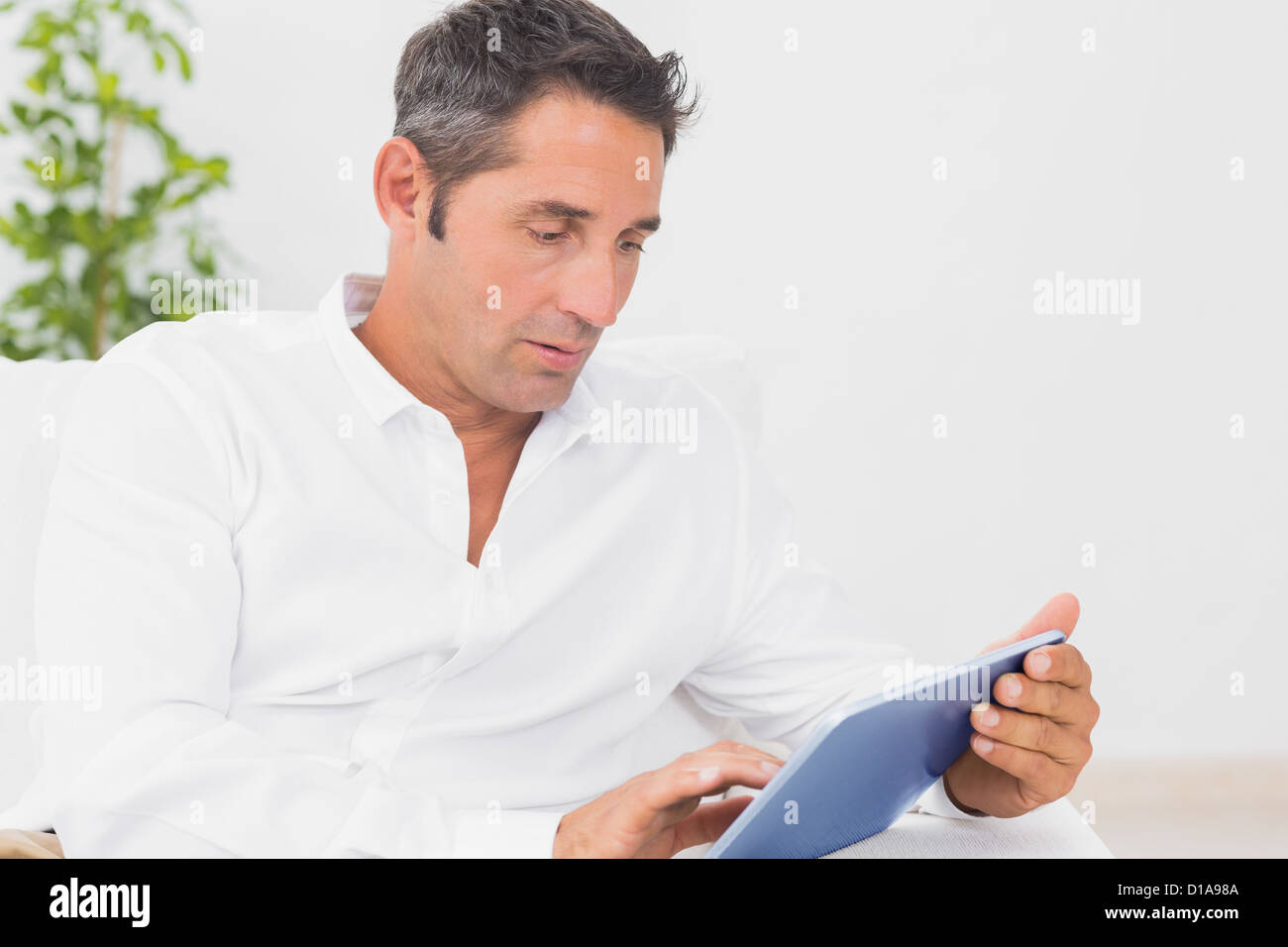 L'homme, sur sa tablette numérique Banque D'Images