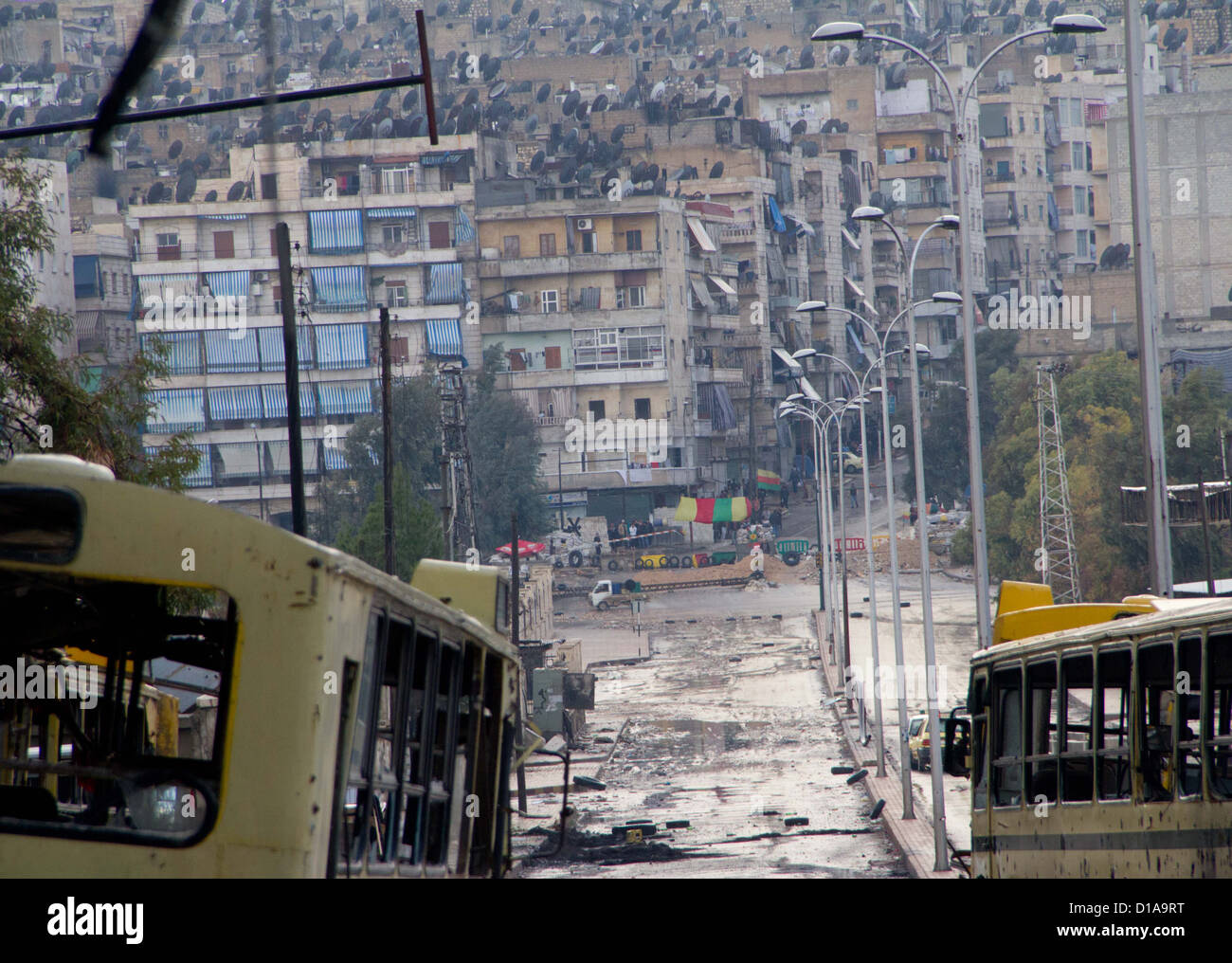 Le 4 décembre 2012 - Alep, Syrie : un drapeau kurde flys en face de Bachar al Bustan. Banque D'Images