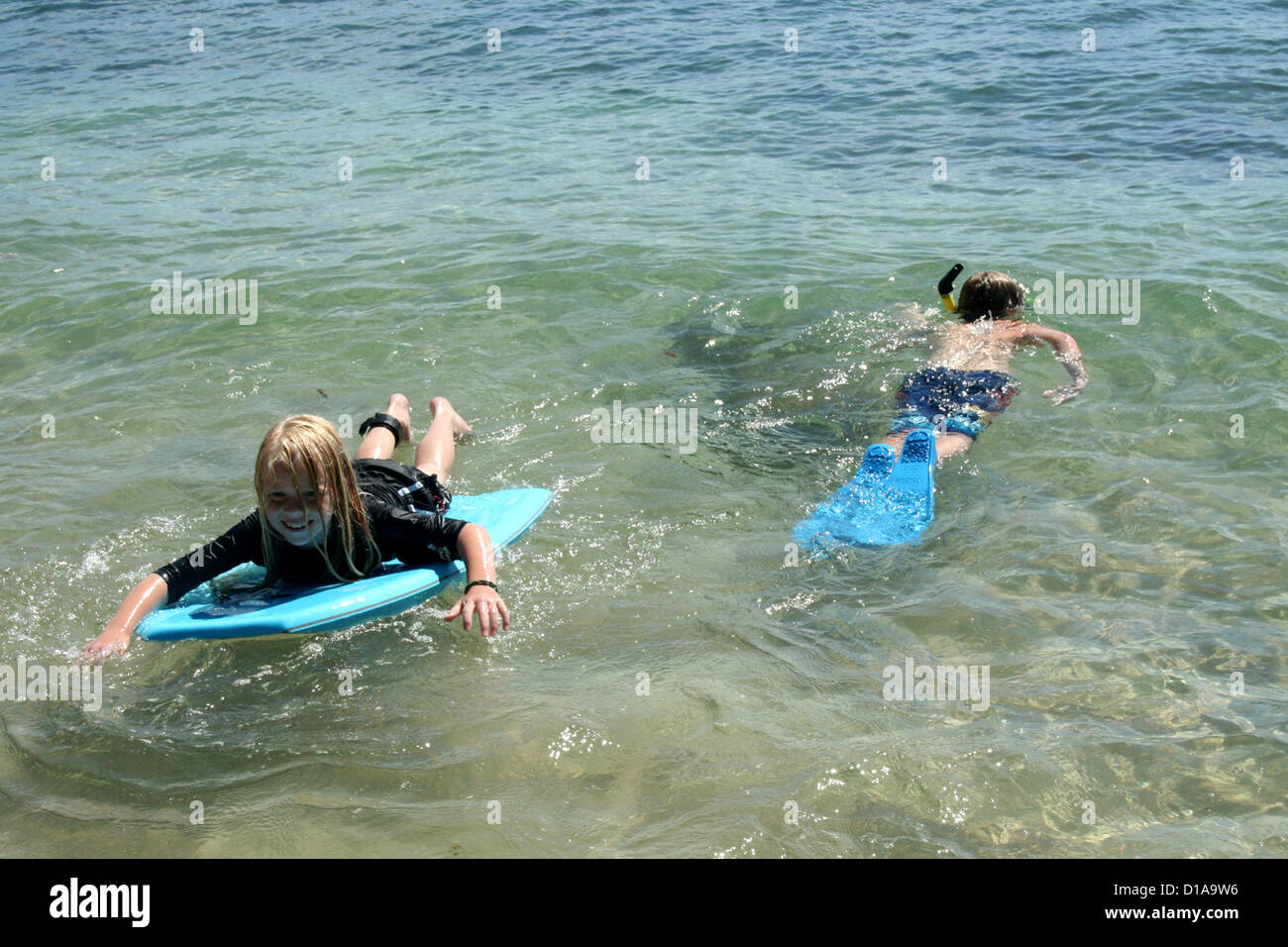 Les enfants de la plongée avec tuba et le surf à l'eau bleue et claire de Kapalua beach, Maui, Hawaii Banque D'Images