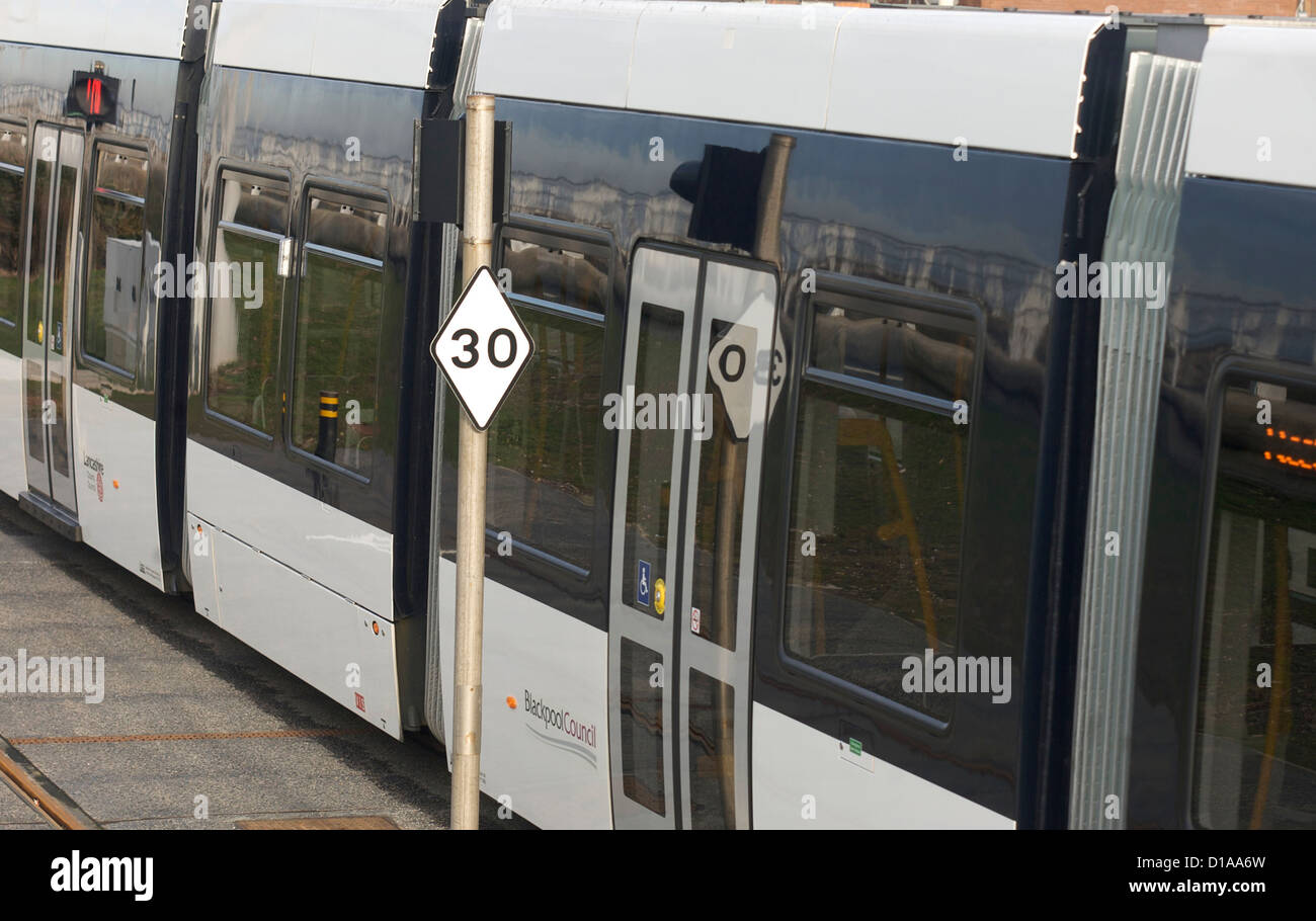 Tramway Bombardier signe vitesse passant 30 Banque D'Images
