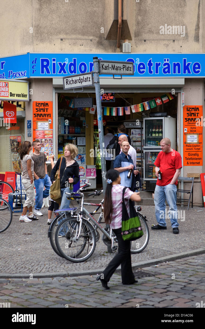 Berlin, Allemagne, les gens en face d'un Getraenkekiosk Berlin-Neukoelln Banque D'Images