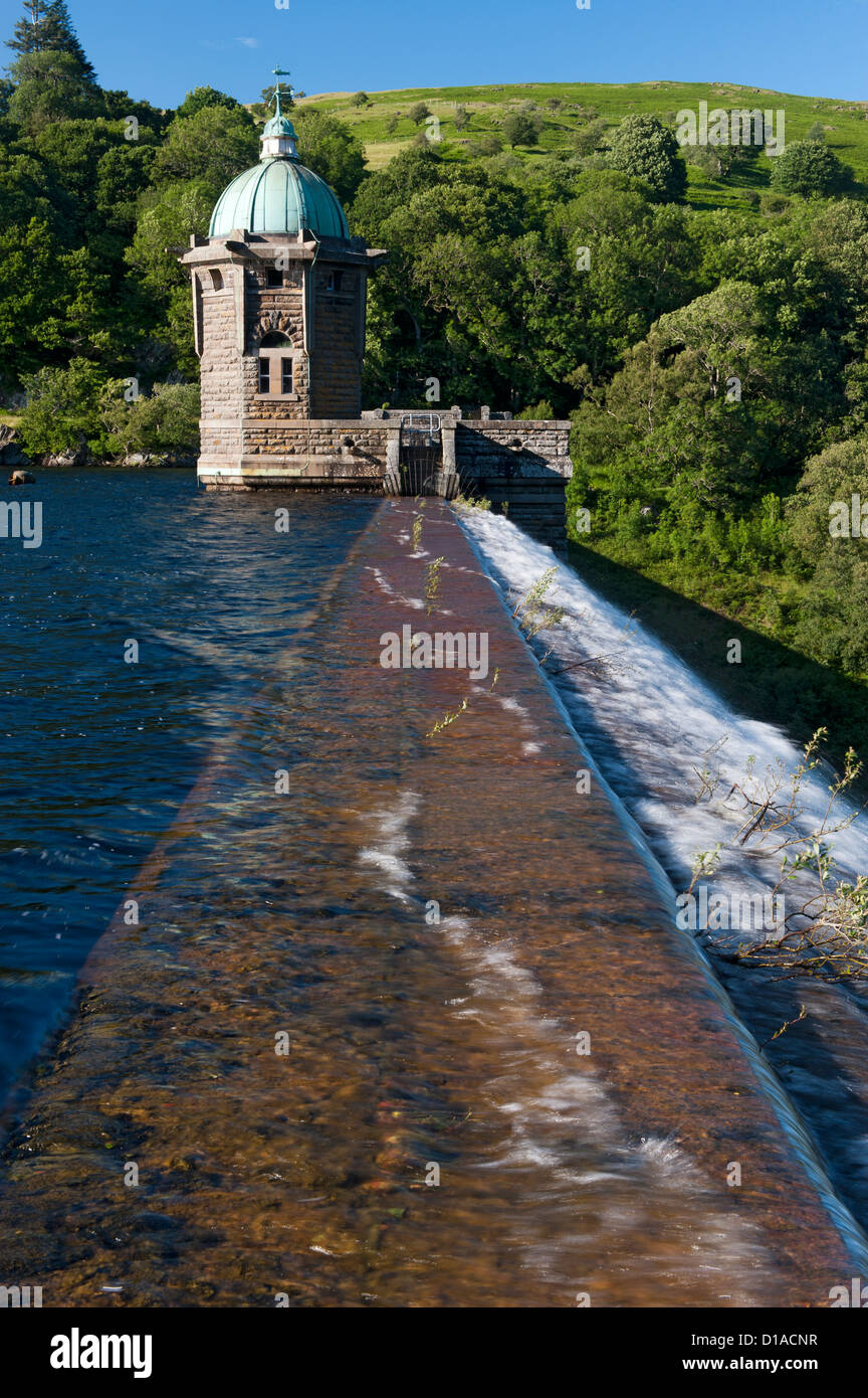 Débordement du barrage sur la chambre de pompage et du réservoir d'Penygarreg dans l'Elan Valley, au Pays de Galles Banque D'Images