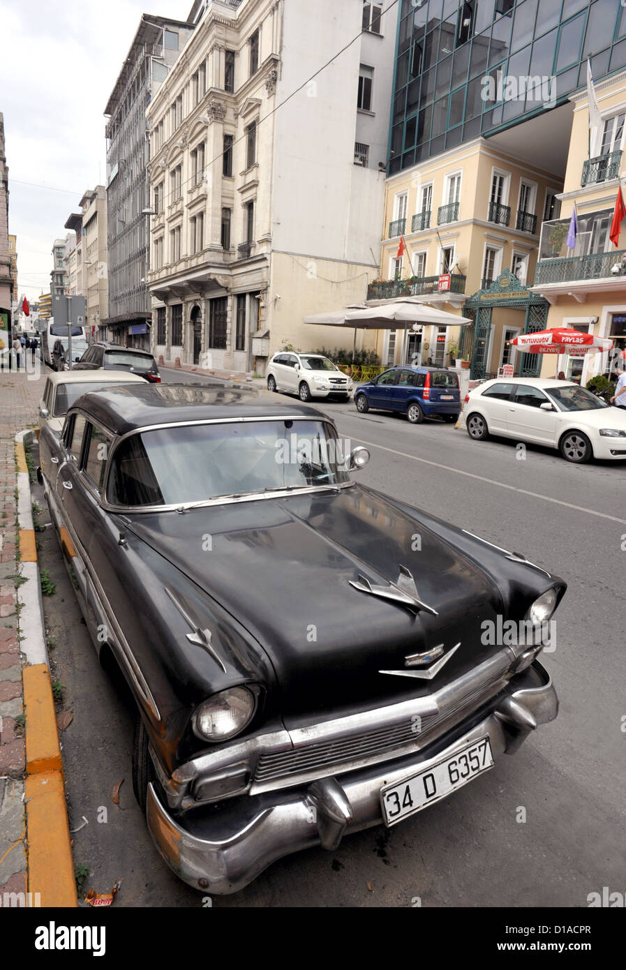 Chevrolet noire sur Kemankeş Caddesi, Istanbul. Banque D'Images