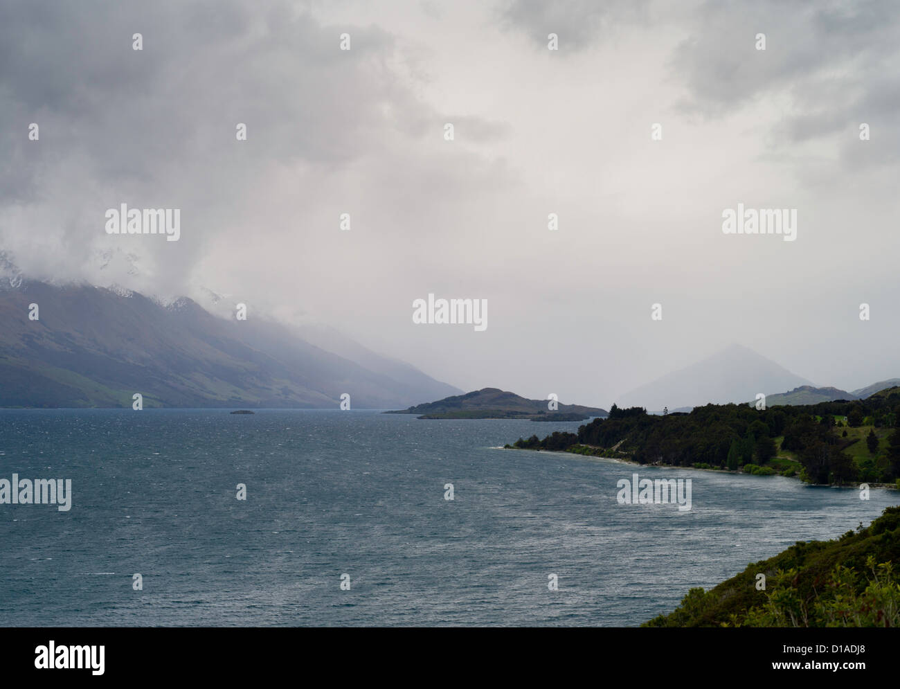 Sur le lac Wakatipu sur une journée de printemps venteux, gris ; prises de la route Glenorchy-Queenstown ; région de l'Otago, Nouvelle-Zélande Banque D'Images