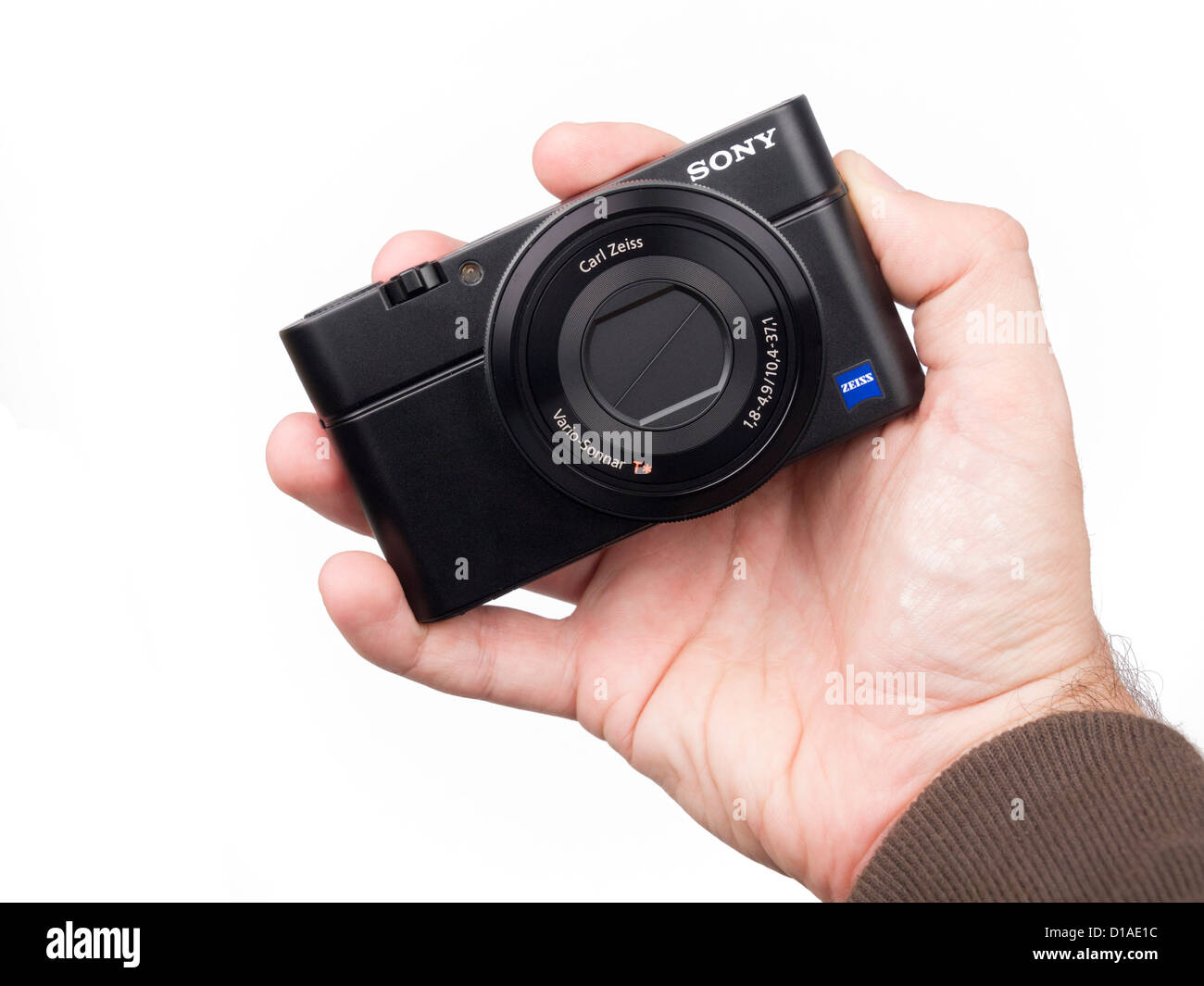 Personne tenant RX100 de Sony digital compact dans la main Banque D'Images