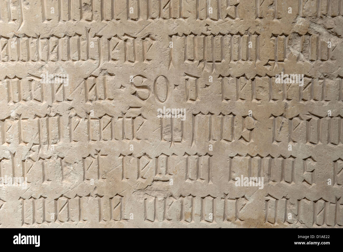 Textes médiévaux anciens gravés sur pierre Banque D'Images