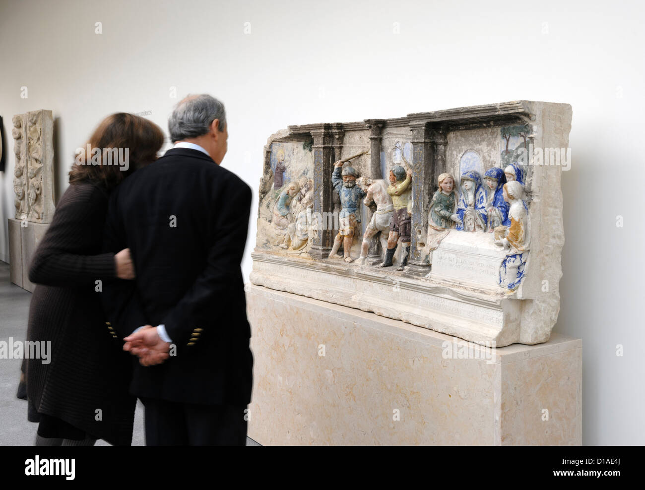 Deux visiteurs à la recherche d'une sculpture au xvie siècle par Jean de Rouen au Musée Machado de Castro à Coimbra, Portugal, Europe Banque D'Images