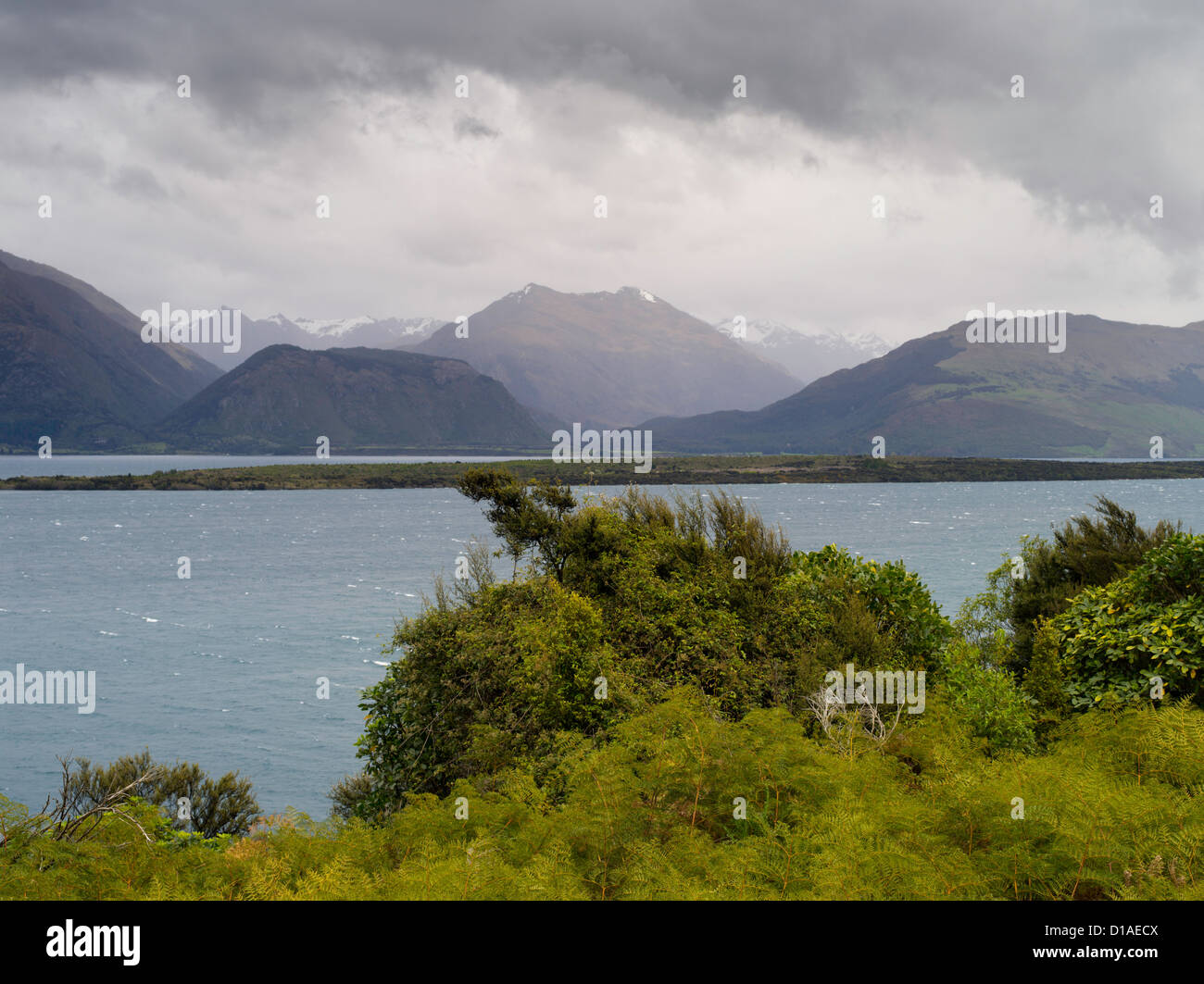 Sur le lac Wakatipu sur une journée de printemps venteux, gris ; prises de la route Glenorchy-Queenstown ; région de l'Otago, Nouvelle-Zélande Banque D'Images