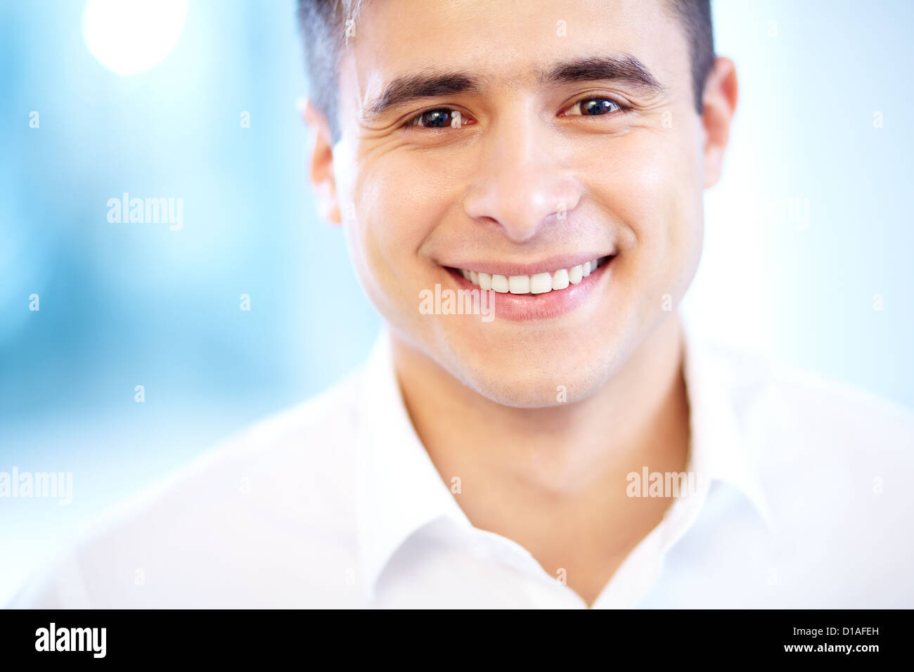 Joyful businessman looking at camera avec Smile Banque D'Images