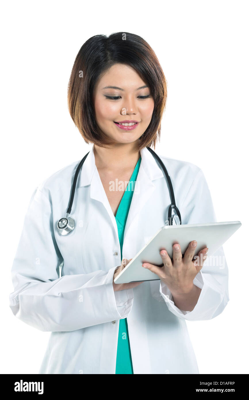 Portrait of a cute femme médecin chinois vert vêtu d'un sarrau, gommages et stéthoscope. Isolé sur blanc. Banque D'Images