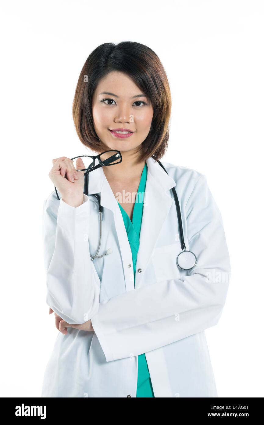 Portrait of a cute femme médecin chinois portant un vêtement médical y compris un sarrau et stéthoscope. Isolé sur blanc. Banque D'Images