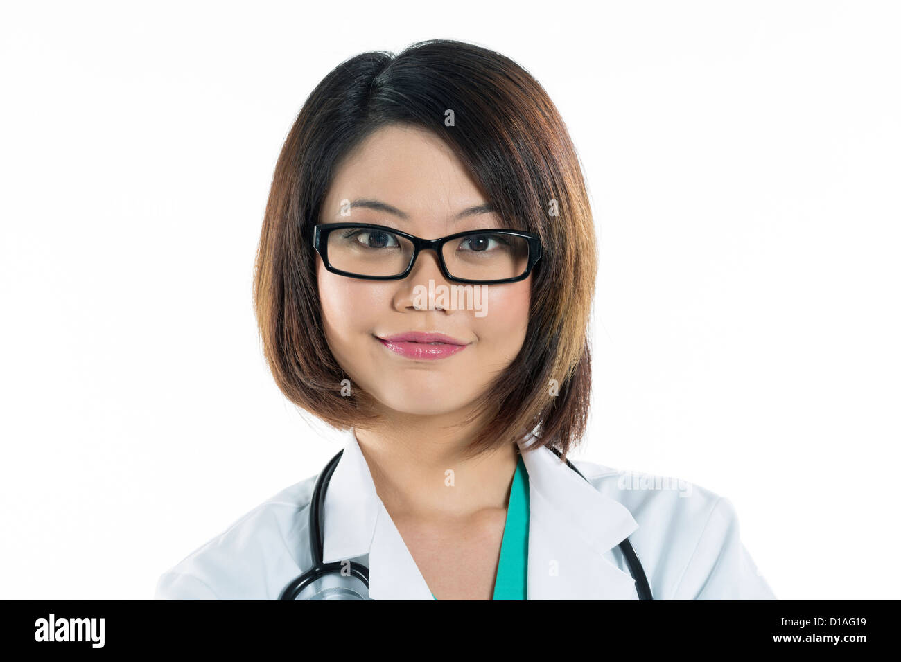Portrait of a cute femme médecin chinois portant un vêtement médical y compris un sarrau et stéthoscope. Isolé sur blanc. Banque D'Images