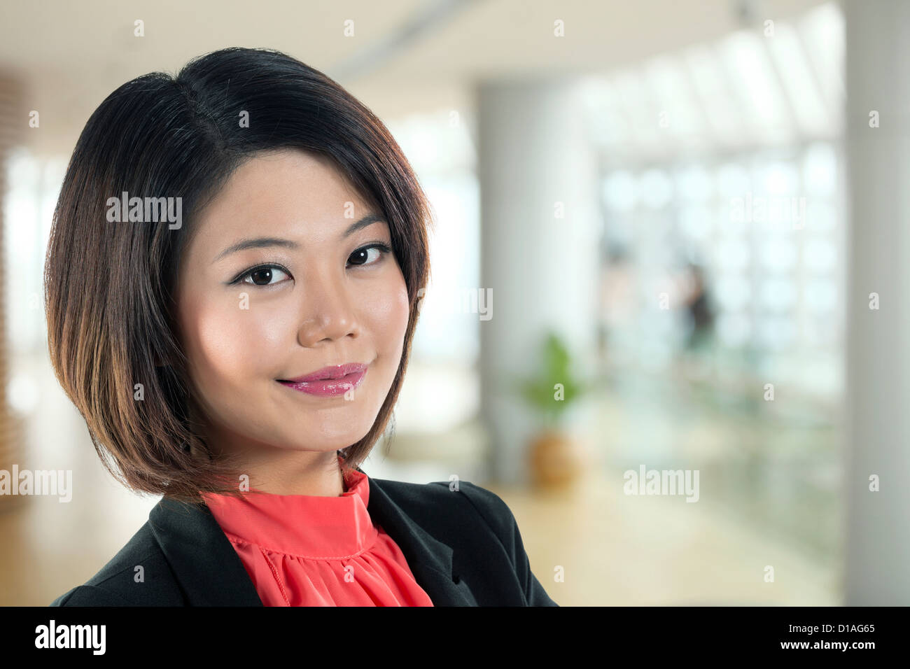 Close up of a Chinese business woman avec sourire amical. Banque D'Images