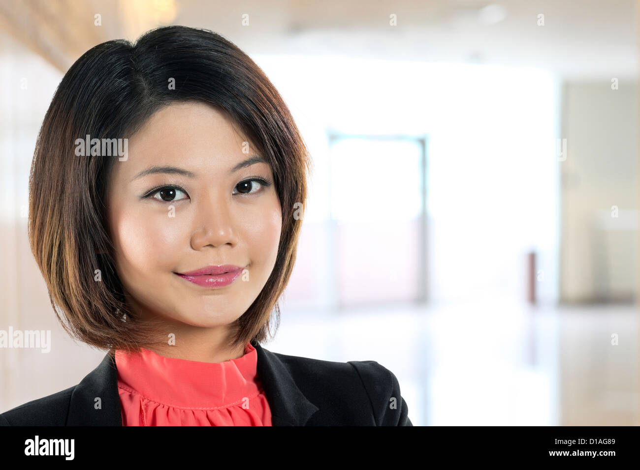 Close up of a Chinese business woman avec sourire amical. Banque D'Images