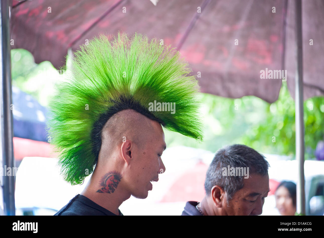 Thai man avec des cheveux verts et un tatouage au marché du dimanche Banque D'Images