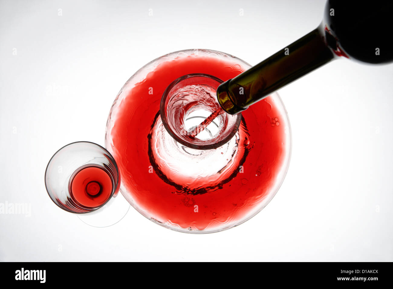 Vin rouge versé dans un verre Banque D'Images