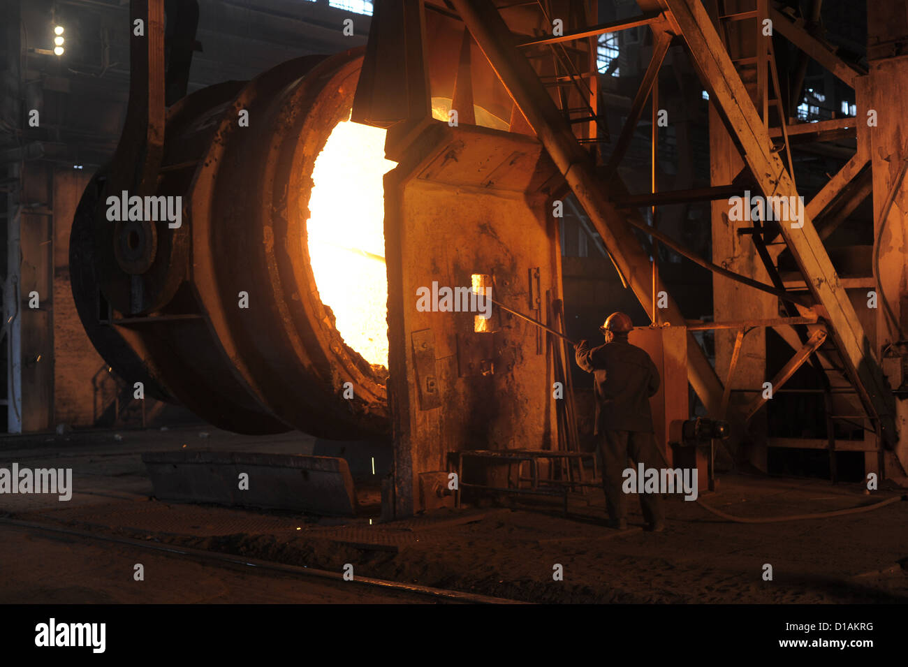 Un travailleur de l'acier prend un échantillon à steel company Banque D'Images