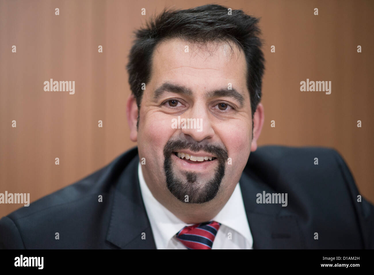 Aiman Mazyek, Président du Conseil central des musulmans en Allemagne, est assis lors de la conférence de presse et présentation de la NSU "dossier" à Berlin, Allemagne, le 12 décembre 2012. Photo : Robert Schlesinger Banque D'Images