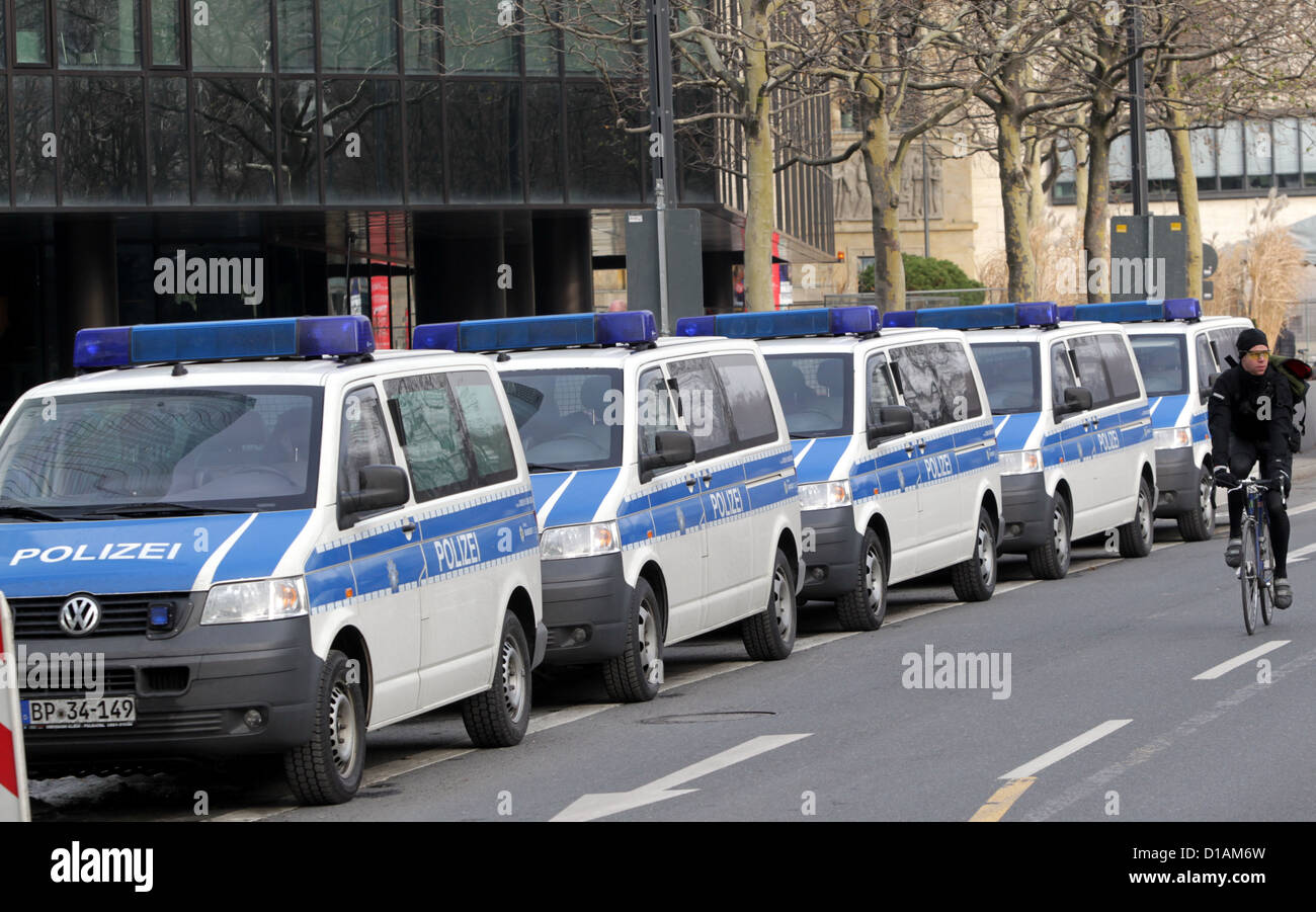 Les voitures de police sont devant le siège de la Deutsche Bank à Francfort/Main, Allemagne, 12 décembre 2012. Bureau du Procureur de la Hesse a émis 5 mandats d'arrêt contre des employés de la Deutsche Bank à Francfort, les accusant de blanchiment et fait entrave à la justice. Photo : Frank Rumpenhorst Banque D'Images