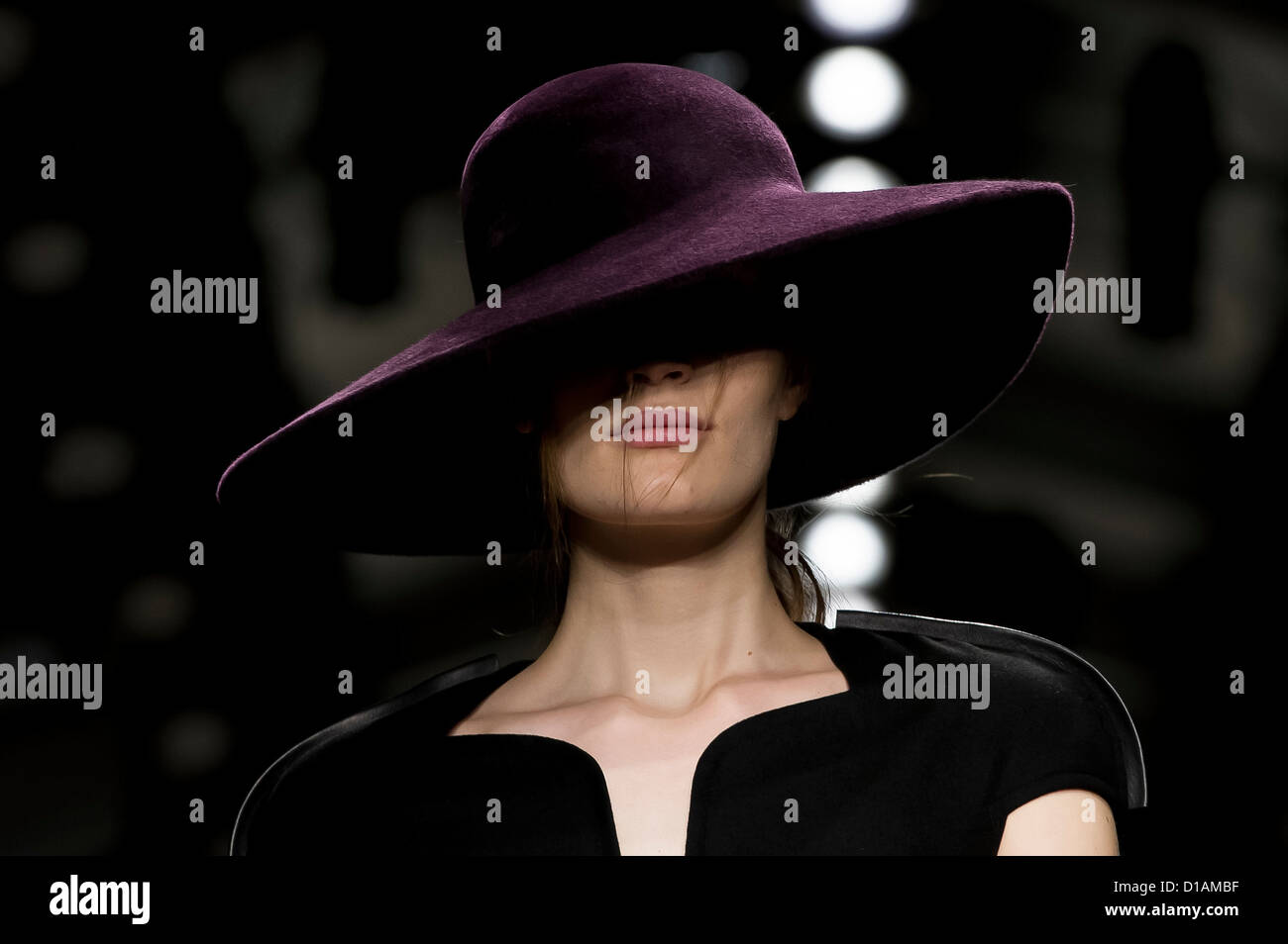 Chapeau de créateur de mode Banque de photographies et d'images à haute  résolution - Alamy