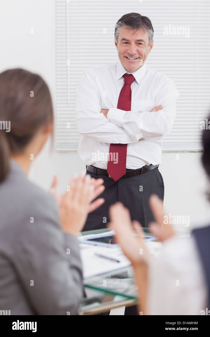 Businessman croisant les bras avec un grand sourire Banque D'Images