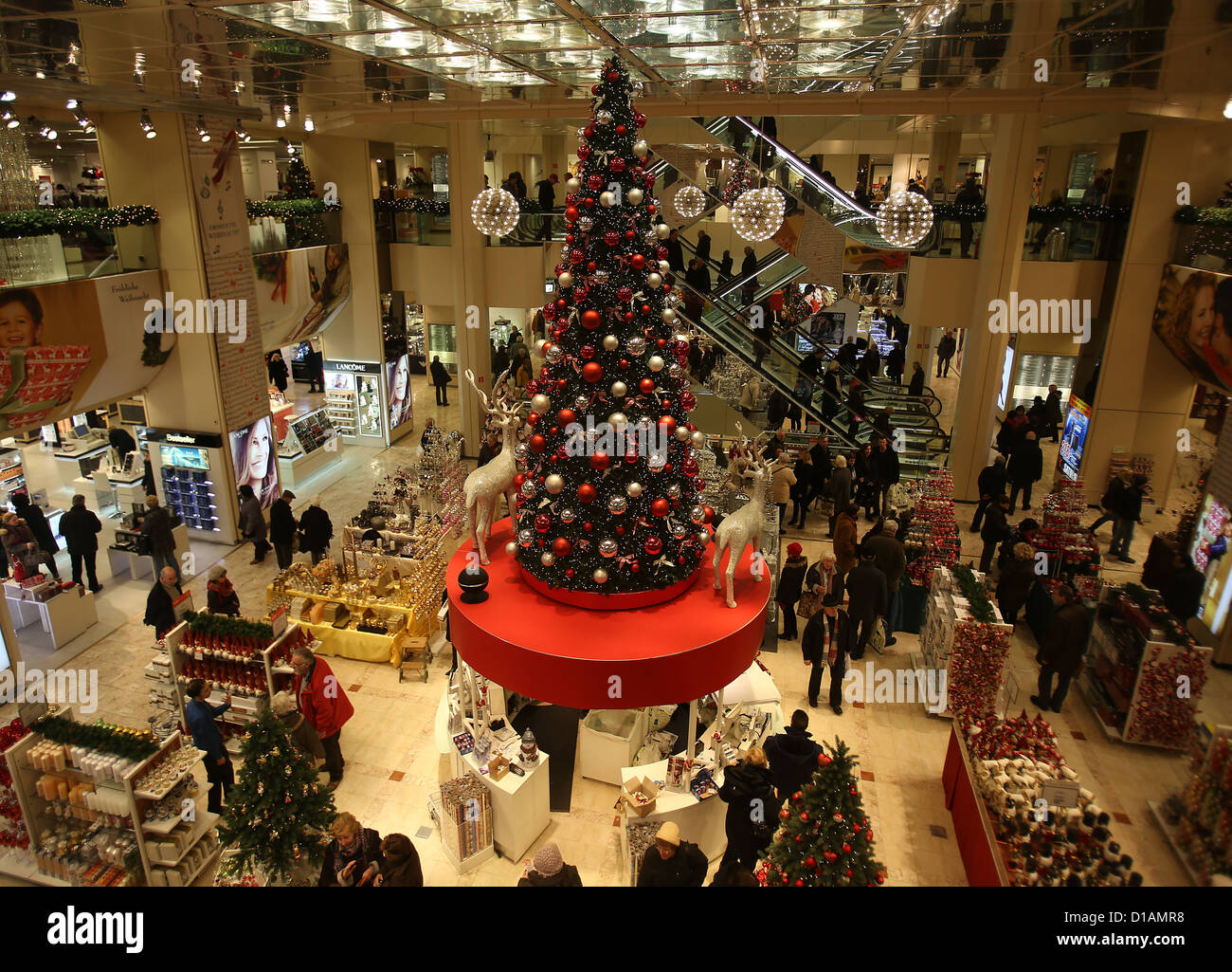 Un arbre de Noël décoré se trouve dans un magasin à Cologne, Allemagne, le 12 décembre 2012. Photo : OLIVER BERG Banque D'Images