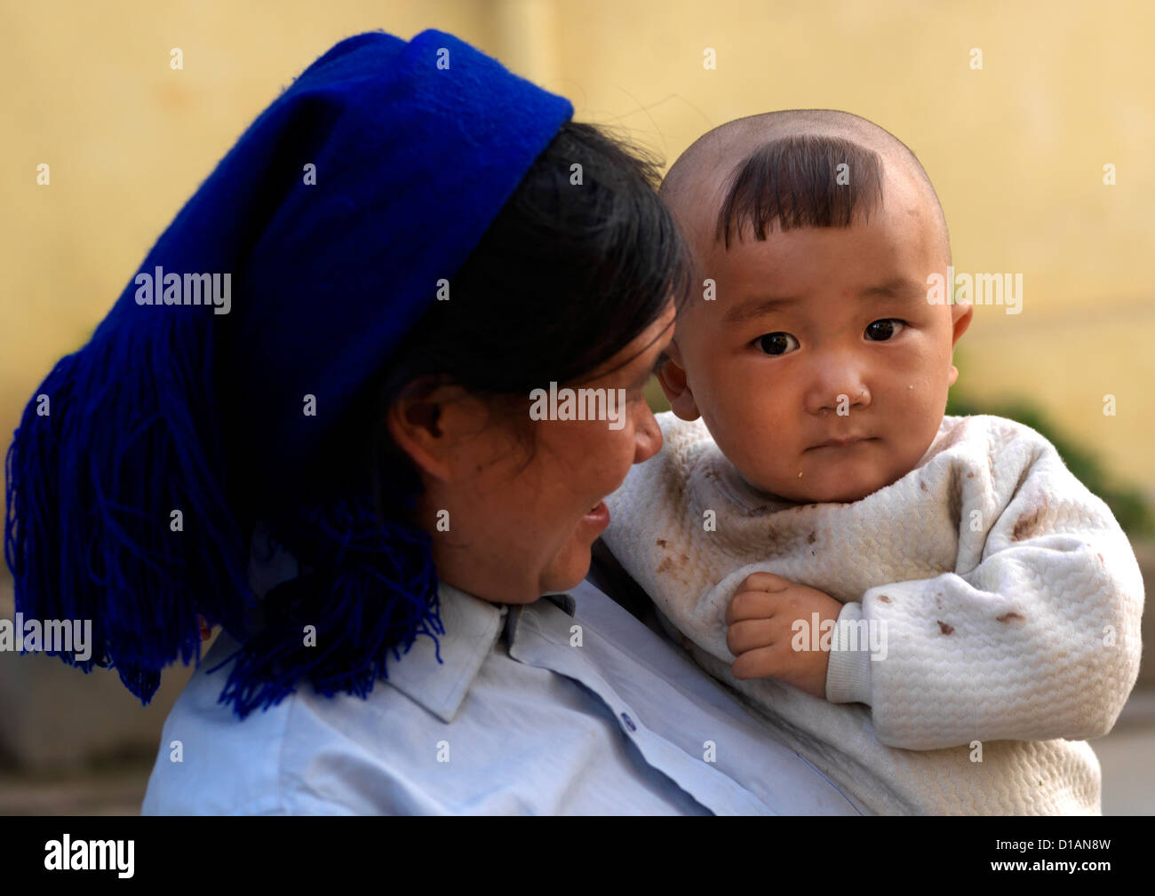 Bébé chinois avec un Haricut avec sa mère, Yuanyang, Yunnan Province, China Banque D'Images