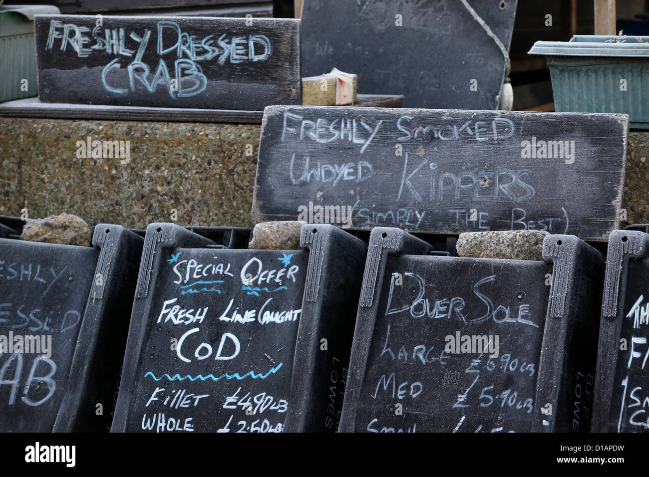 Poisson frais, crabe, habillé pour la vente des tableaux d'affichage à l'extérieur de la cabane à poisson, Aldeburgh, Suffolk, UK Banque D'Images