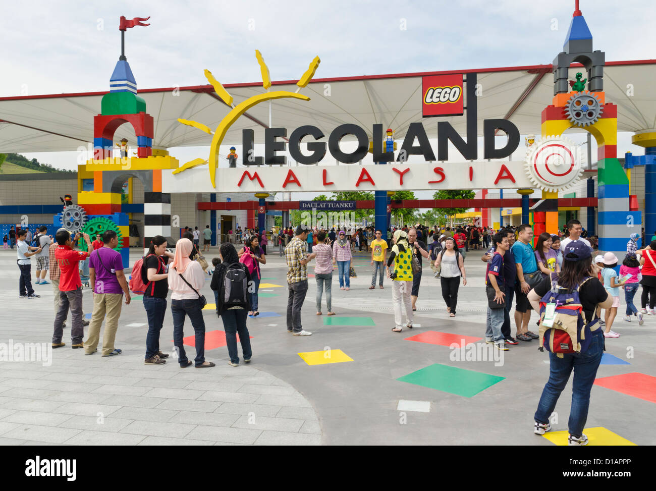 Les gens en face de l'Legoland Malaysia sign Banque D'Images