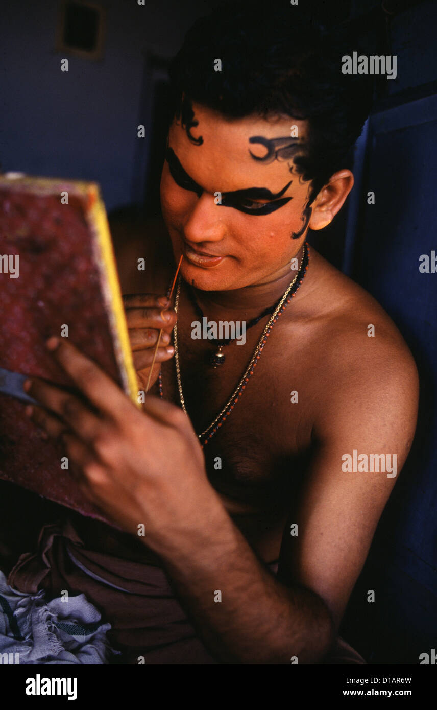 Le processus de faire danse Kathakali traditionnel au centre Kathakali Kerala performance populairement connu comme l'école des arts traditionnels dans la ville de Kochi également connu sous le nom de Cochin dans l'état du Kerala Inde du Sud Banque D'Images