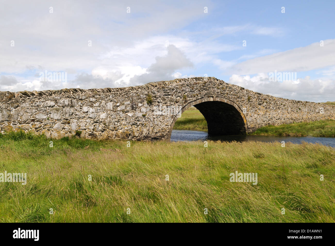 Old Stone hump-back pont enjambant la rivière (Ffraw Aberffraw Cymry Wales Anglesey UK GO Banque D'Images