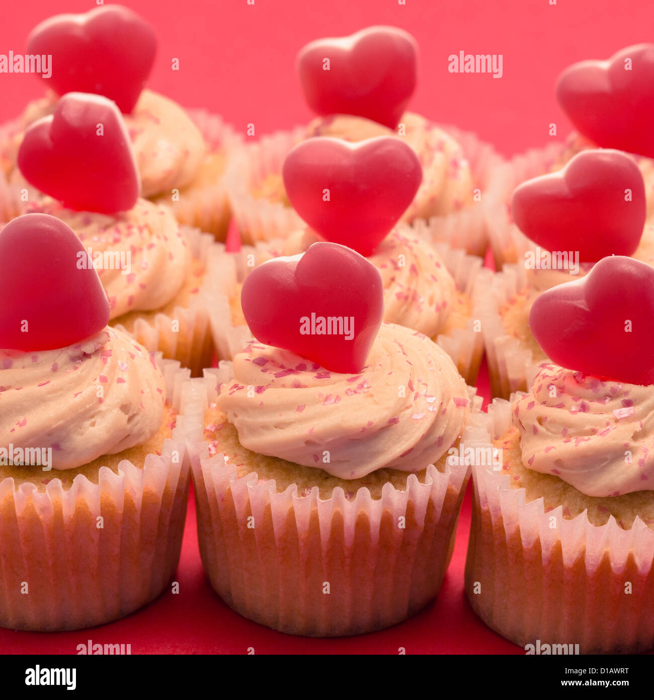 Valentines cupcakes avec coeurs d'amour Banque D'Images