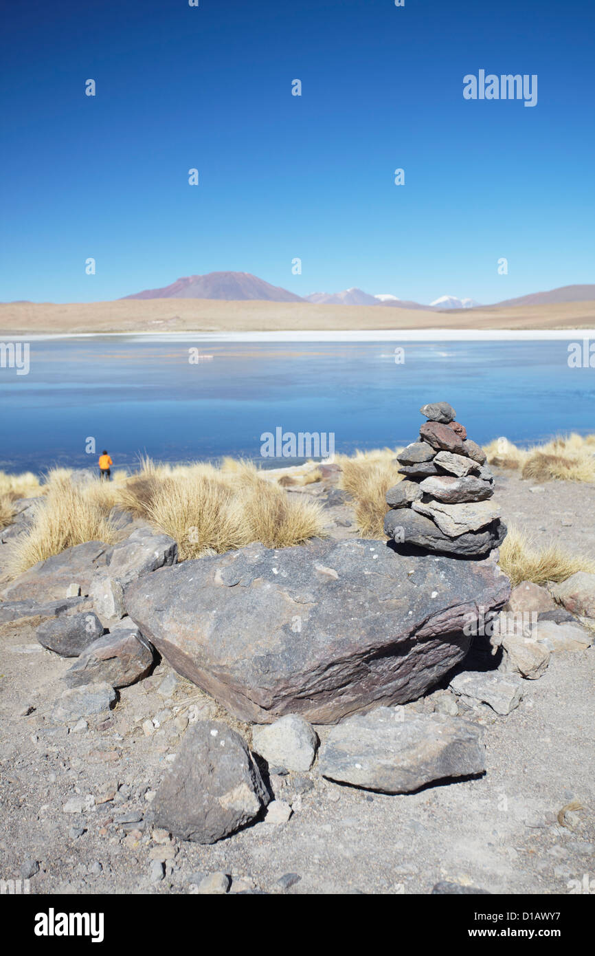 Pile de pierres de prière à Laguna Canapa sur l'Altiplano, Potosi, Bolivie Ministère Banque D'Images